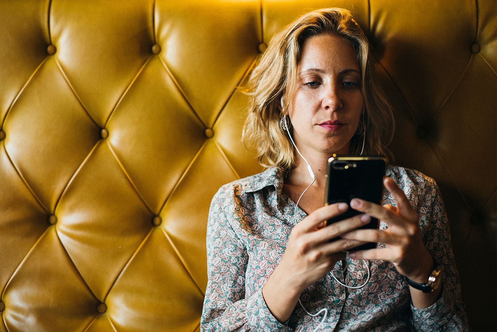 Orderbird img woman listening to podcast