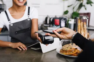 Bezahlen mit dem Smartphone in einem Café