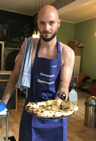 Gemello serviert Pizza