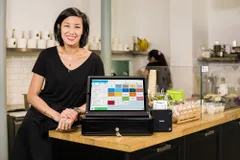 orderbird Kundin vom Bol in Paris mit Kassensystem