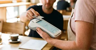 orderbird MINI im mobilen Einsatz am Tisch – All-in-one Kassensystem für die Gastronomie
