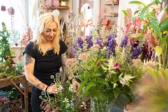 Floristin im Blumenladen