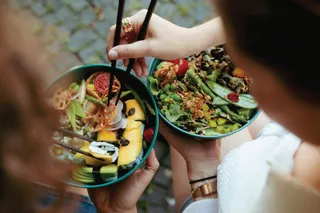 Menschen genießen Essen aus Mehrwegbehältern
