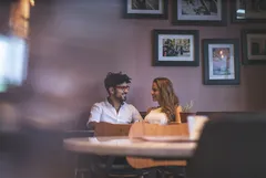 Gäste an einem Tisch in Gastronomie