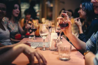 Eine Gruppe sitzt am Tisch in einer Gastronomie