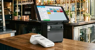 Modernes Kassensystem für die Gastronomie mit Touchscreen, Bondrucker und Kartenlesegerät.