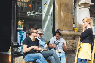 Luisa Dlugay vor ihrem Stullenbüro mit Gästen