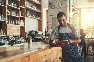 Gastronom mit einem iPad-Kassensystem.