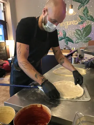 Pizza wird zubereitet bei Gemello