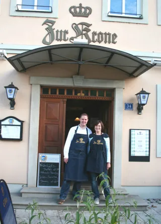 Zur-Krone-Ostheim-Kai-Petersen-mit-Frau