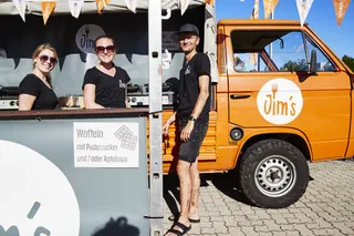 Ein Gastro-Team am Foodtruck