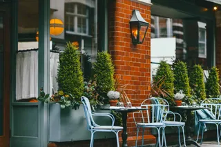 Terrassenmöbel vor einer Gastro