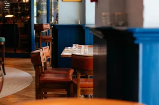 braune Lederstühle in einem Café