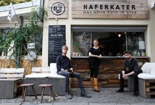 Haferkater Gründerteam vor Laden