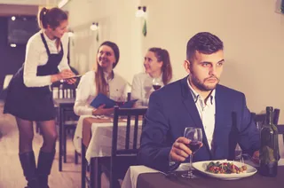 Ein Gast im Restaurant schaut unglücklich