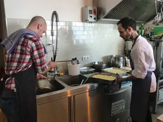 Sebastian, der Koch von orderbird, kocht im orderbird-Café für die Mitarbeiter