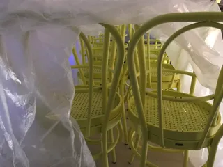Gelbe Stühle für die Inneneinrichtung von Husseins Gastronomie