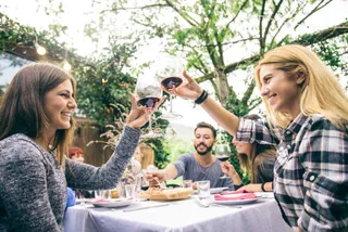 Glückliche Gäste auf der Terrasse einer Gastronomie
