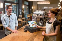Café-Besitzerin nimmt Bestellung mit Kasse von orderbird auf