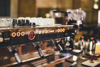 Eine Espressomaschine in einem Café