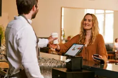 Gast zahlt kontaktlos über orderbird Kassensystem in Gastronomie