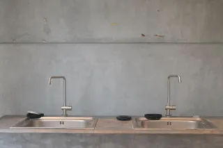 Zwei Waschbecken, die wichtig sind für die Hygiene
