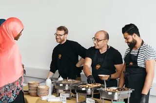 Gemeinsam stehen die Gründer von reFOODges und die Geflüchteten hinter ihren gekochten Leckereien (Catering)