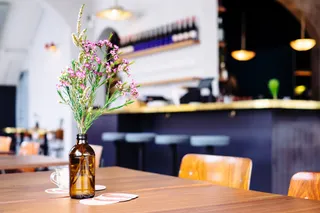 Tisch, Stuhl und Bar in einer Gastronomie