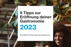 Cover zum eBook 9 Tipps zur Eröffnung Deiner Gastronomie, im Hintergrund ein gedeckter Tisch in einer Gastronomie