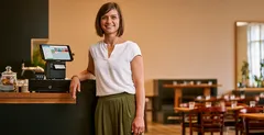 Zufriedene Gastronomin und Kundin von orderbird mit Kassensystem