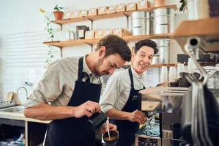 Die beiden Gründer des ISLA Berlin bei der Arbeit im Café