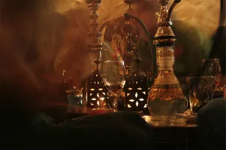Lebendige Shisha-Bar mit Shishas und Getränken