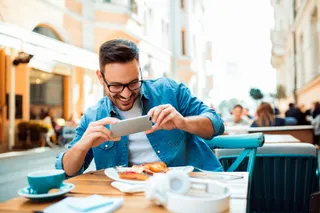 Ein Foodblogger fotografiert sein Essen i