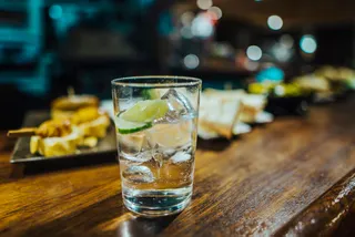 Ein Mineralwasser mit Limette auf einem Tresen