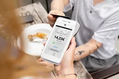 Kartenleser PTP bei kontaktloser Kartenzahlung in Restaurant