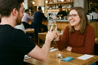 Zwei Gäste lösen einen Restaurantgutschein beim Abendessen ein