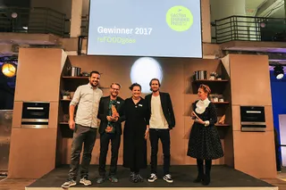 Das Team des reFOODgees bei der Preisverleihung des Gastro-Gründerpreises zusammen mit dem CEO von orderbird, Jakob Schreyer