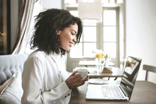 Orderbird frau mit tasse blickt in computer restaurant
