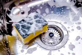 Hygiene in der Gastro: Schwamm im Spülbecken