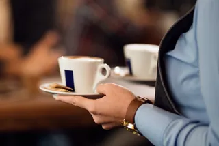 Servicekraft mit Kaffee