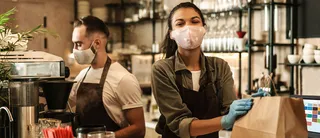 Essen zum Liefern wird von Gastronomin für Lieferdienste bereitgestellt