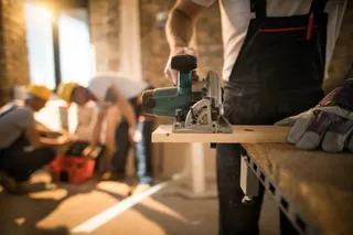 Handwerker beim Umbau einer Gastronomie