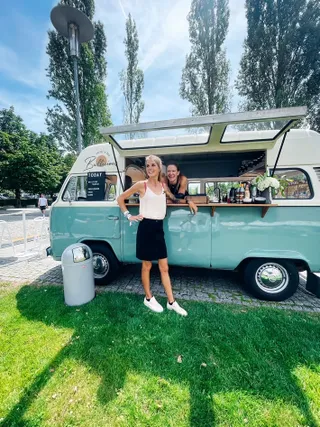 Markenbotschafterin Franziska Weidner vor einem Foodtruck im Sommer
