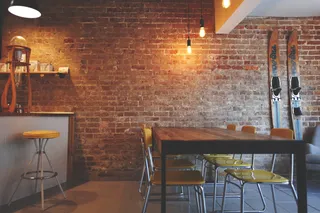 Ein Café mit einer Backsteinwand