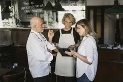 Der Coronavirus zwingt die Gastronomie in Kurzarbeit. Hier beraten sich drei Gastronomen in einem Restaurant.