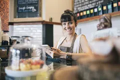 orderbird Cafe Besitzerin blickt in Kamera