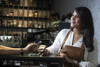 Gast zahlt mit Karte via NFC in einer Gastronomie mit orderbird Pay