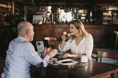 Gastronomie-Besitzer tauschen sich in einem Restaurant aus über den Coronavirus und seine wirtschaftlichen Folgen