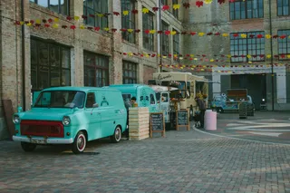 Foodtrucks stehen hintereinander