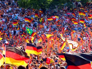 Fußball-WM 2014: Wenn Gastronomen ihre Chance nutzen und ihren Laden zu einem Ort des gemeinsamen Mitfieberns werden lassen, können die Kassen klingeln. Während des WM-Ausnahmezustands reicht es nicht, einfach nur den Fernseher einzuschalten und frisches Bier zu zapfen. Die fußballbegeisterten Gäste wollen und sollen sich in der Gastronomie wohlfühlen. Dekoration, brasilianische Speisen und Getränke - es gibt viele Möglichkeiten.